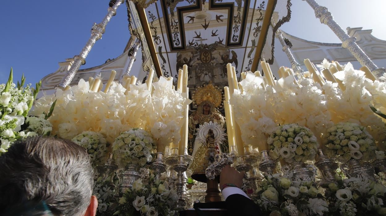 El capataz llama a los costaleros del paso de la Virgen de la Esperanza, al salir de San Andrés