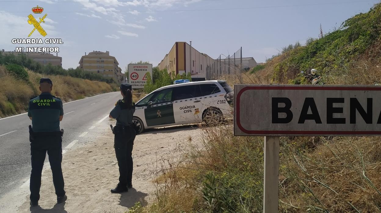 Dos agentes de la Guardia Civil en la localidad de Baena