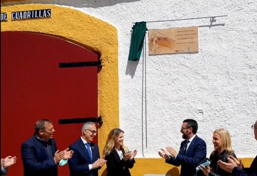 El alcalde, junto a autoridades, tras descubrir la placa en la inauguración de la plaza