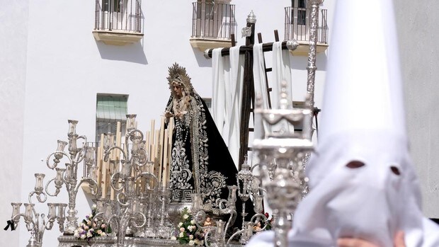 La procesión de Santo Entierro tiene que volver a su iglesia por problemas de carga en el paso de la Virgen