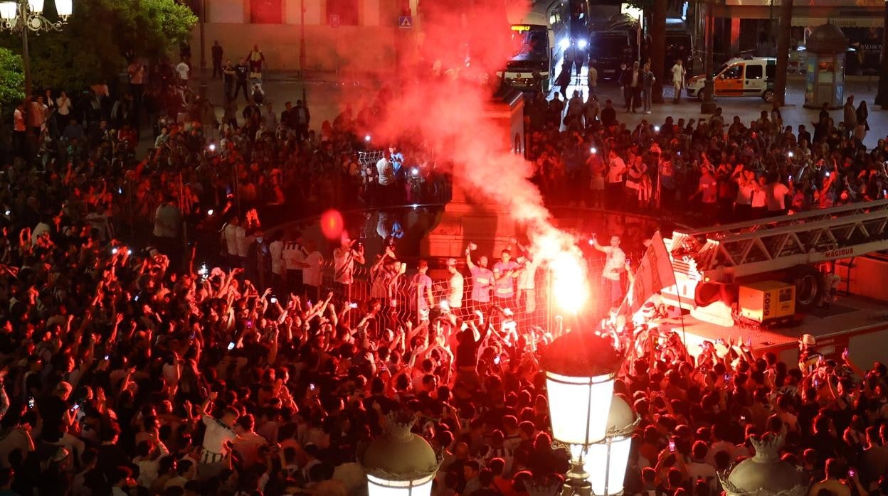 Los jugadores, en el centro de la plaza de las Tendillas, en la fiesta del ascenso