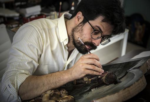 Jesús Zurita, durante un trabajo de restauración