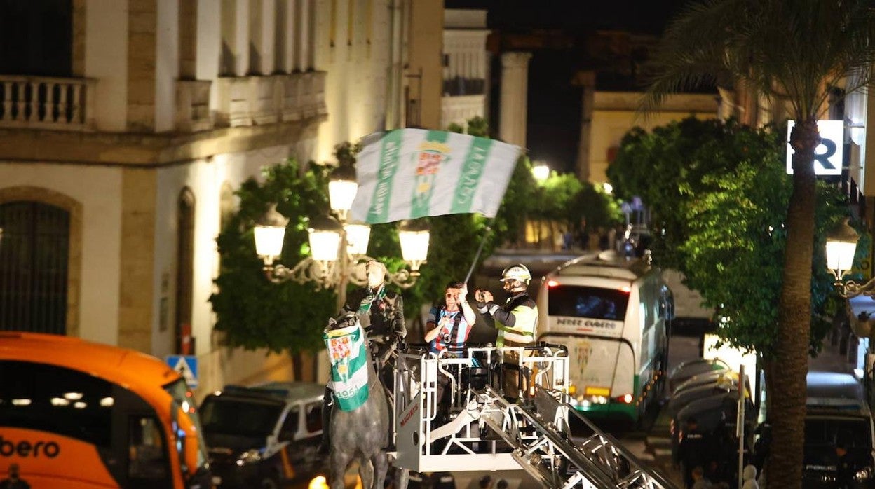 Javi Flores ondea la bandera blanquiverde sobre la figura del Gran Capitán