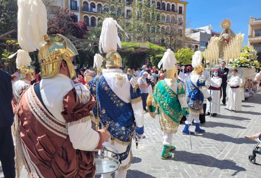 Romanos con la Virgen al fondo durante la procesión en Puente Genil