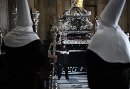 Deslucido Sábado Santo por el regreso anticipado del Santo Entierro a su templo