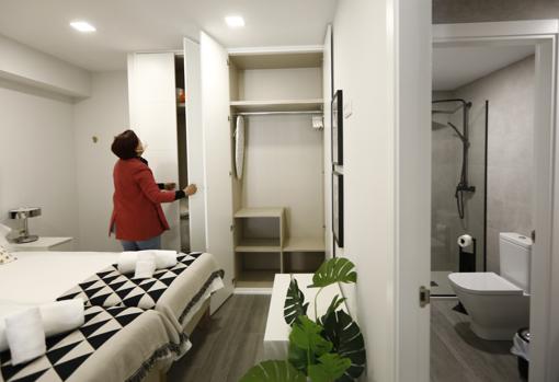 Una mujer prepara un apartamento turístico en Córdoba para la llegada de viajeros