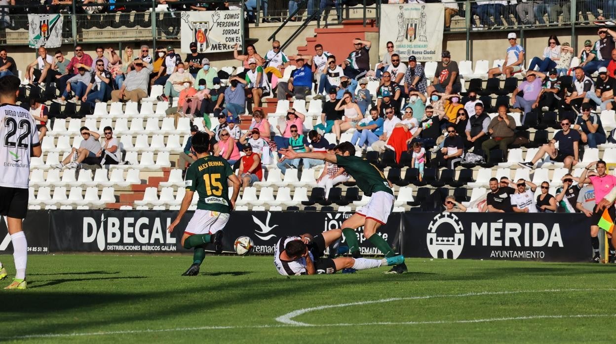 Los jugadores del Córdoba CF disputan el balón durante un partido