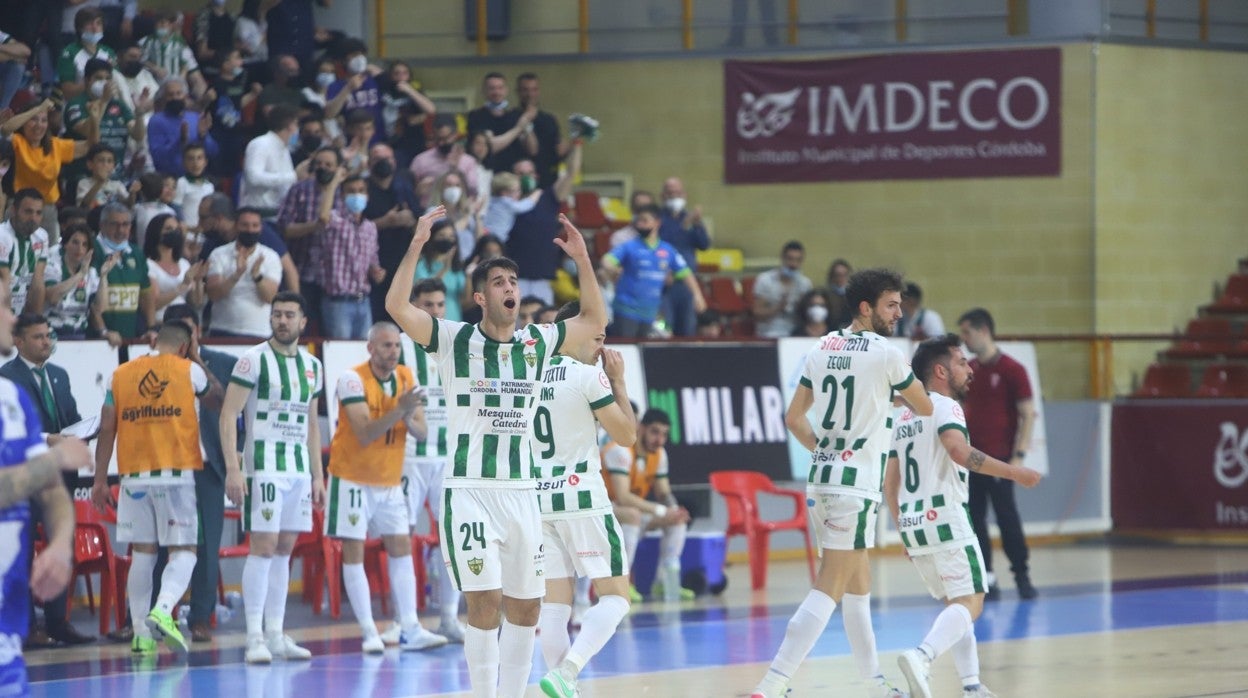 Los jugadores del Córdoba Patrimonio celebran un gol en Vista Alegre