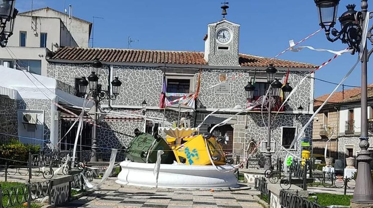 Contenedores volcados en la fuente de la plaza frente al Ayuntamiento de Pedroche