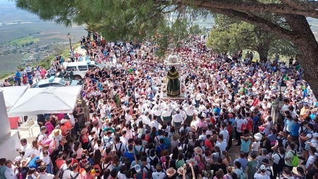 Casi tres años después, la Virgen de Araceli vuelve a Lucena en una multitudinaria romería de Bajada