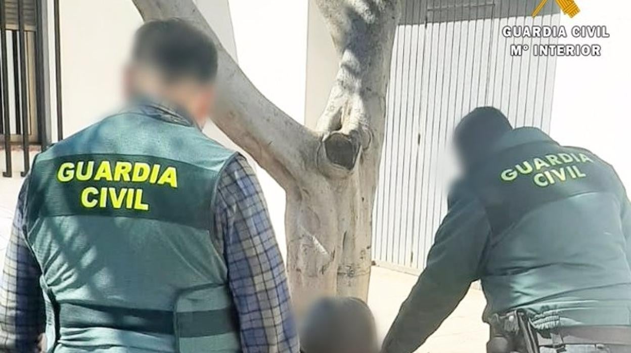 Dos agentes de la Guardia Civil en el momento de la detención