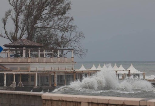 Efectos del último temporal en los Baños del Carmen de Málaga