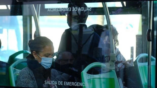 «Lo más sensato es no usar mascarilla pero la llevaré por respeto a mis clientes»