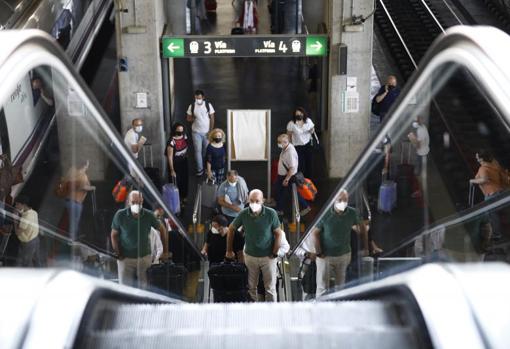 Pasajeros en la estación de Córdoba en junio de 2021