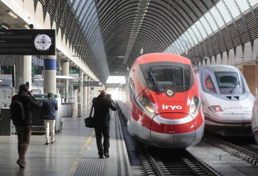 Un tren Iryo junto a un AVE de Renfe en la estación de Santa Justa de Sevilla en febrero de este año