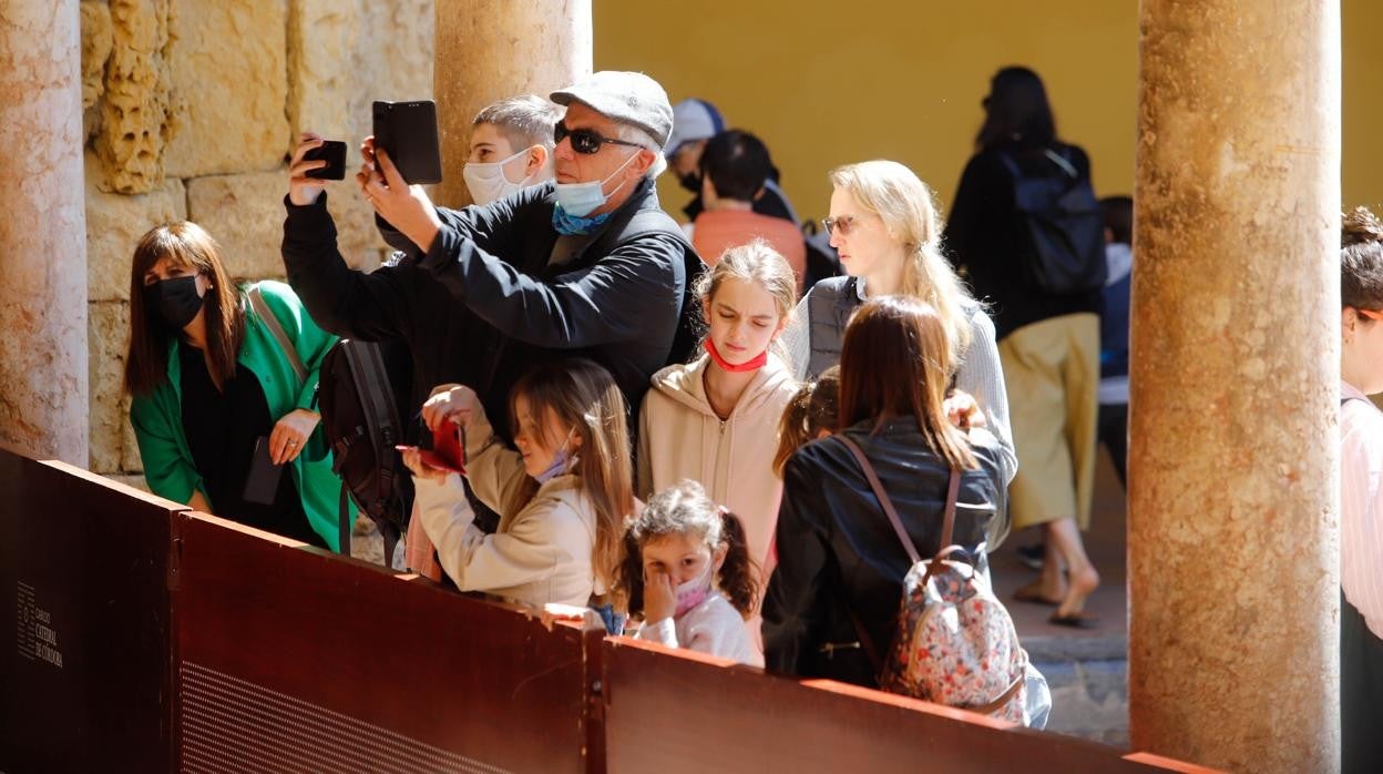 Turistas fotografiando la Mezquita-Catedral durante la última Semana Santa