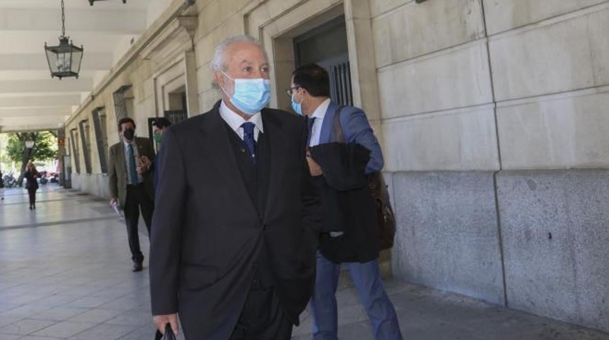 El exministro de Sanidad Bernat Soria, ayer 21 de abril a su llegada al Juzgado de Instrucción en el que declaró como investigado