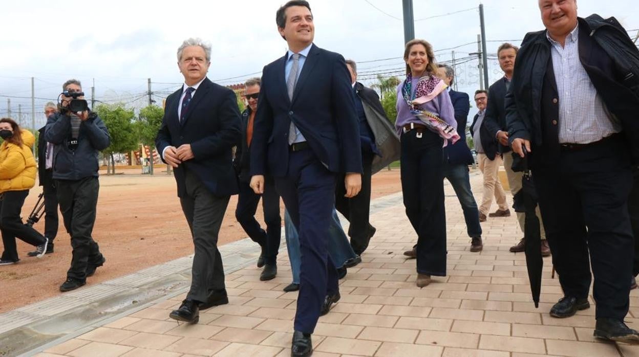 El alcalde de Córdoba, José María Bellido, junto a Salvador Fuente y representantes de las casetas en El Arenal