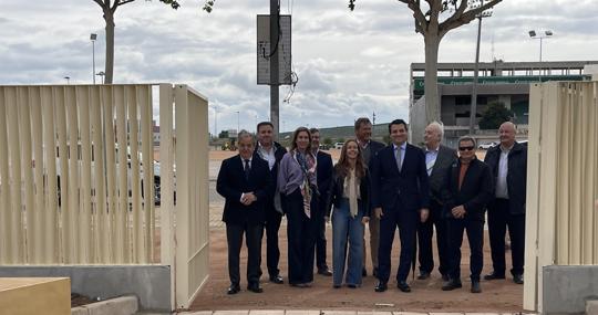 Bellido, en el centro, durante la inauguración de la calle El Potro en El Arenal