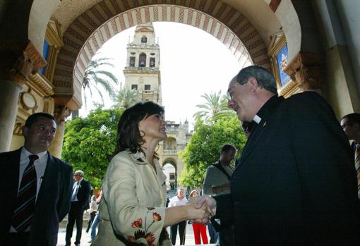 Carmen Calvo en 2006 con el entonces obispo Asenjo en la Mezquita-Catedral