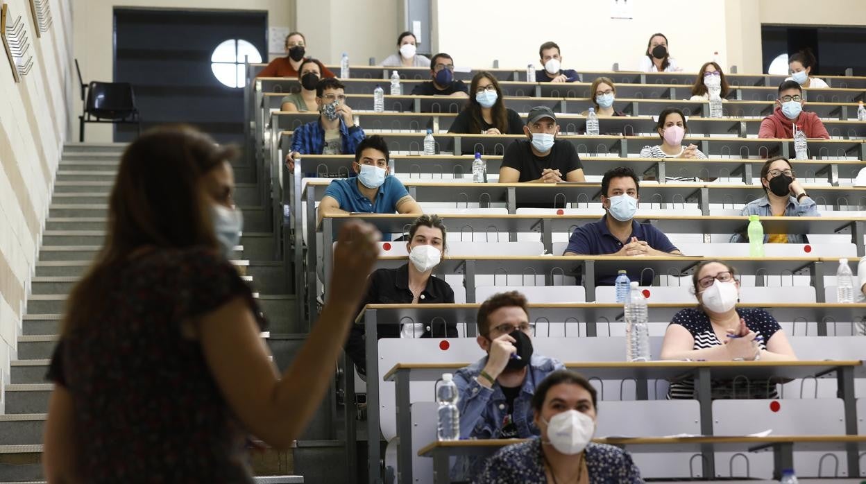 Una profesora en un aula del Campus de Rabanales