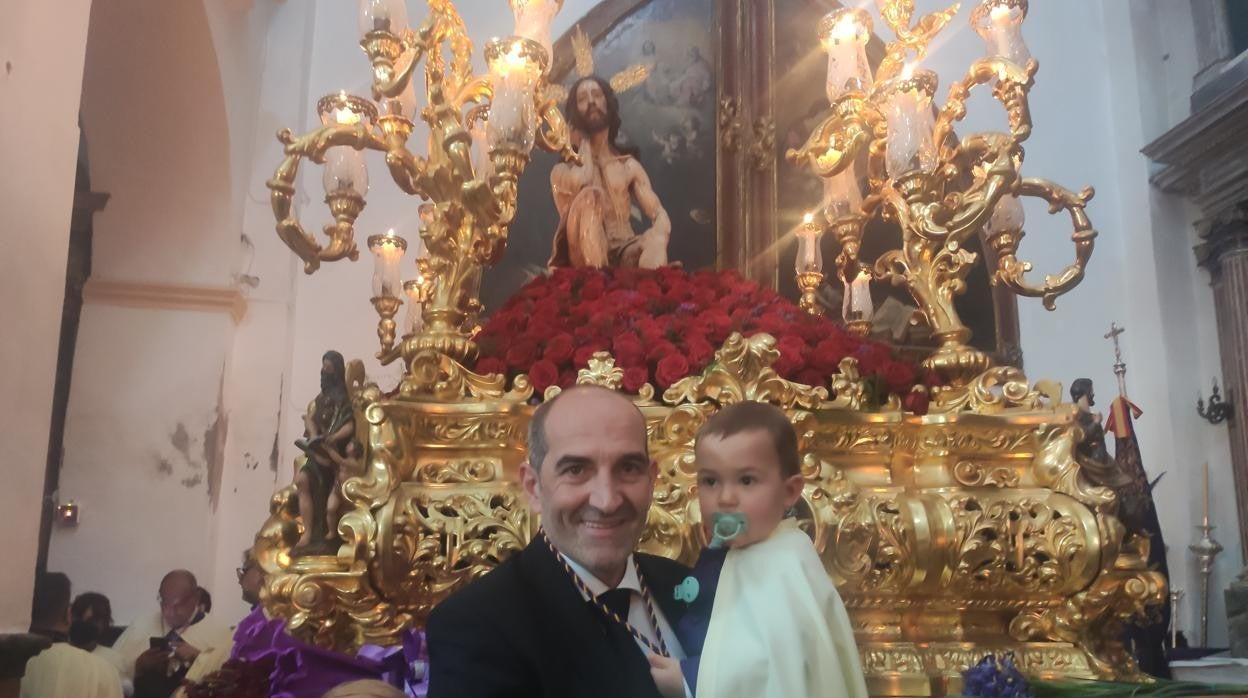 Paco Álvarez y su hijo delante del Cristo de la Humildad y Paciencia