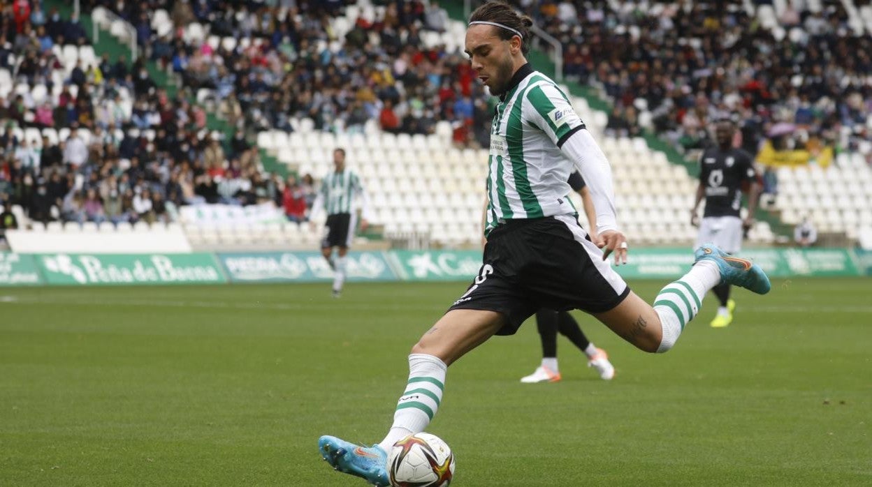 Gudelj golpea el balón durante un partido de la temporada