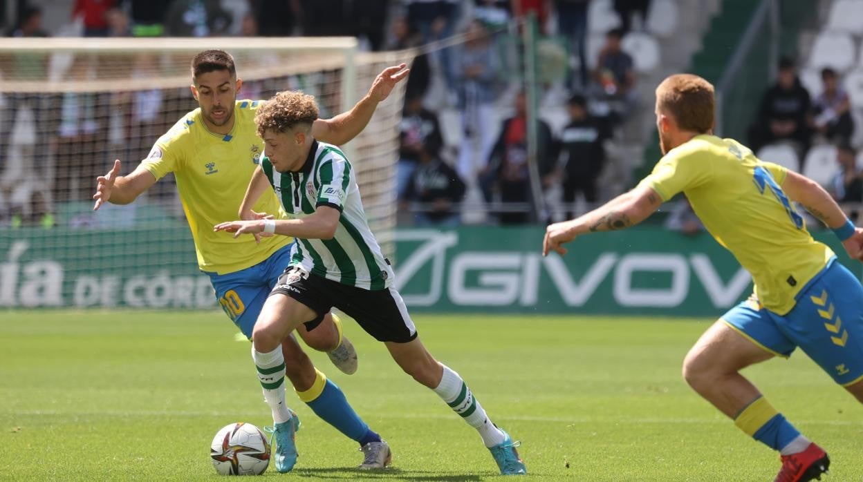 Simo, del Córdoba CF, en una jugada este domingo ante Las Palmas Atlético