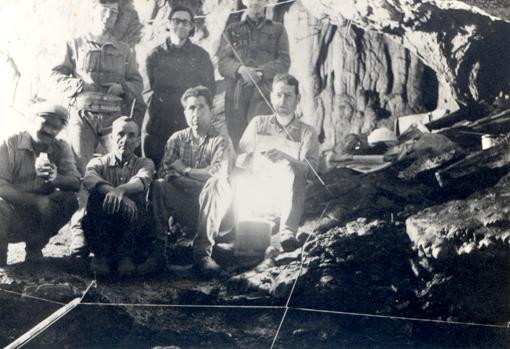 Investigadores en la Cueva de los Murciélagos