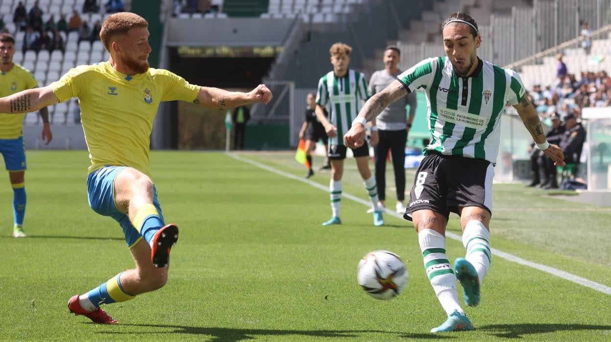 Dragisa Gudelj, que el domingo dio dos pases de gol, realiza un centro ante David Vicente