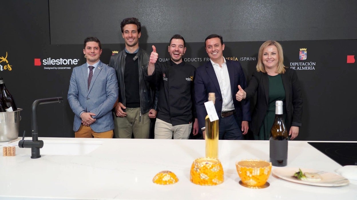 El presidente de la Diputación de Almería junto a los profesionales de la primera jornada en Gourmets.