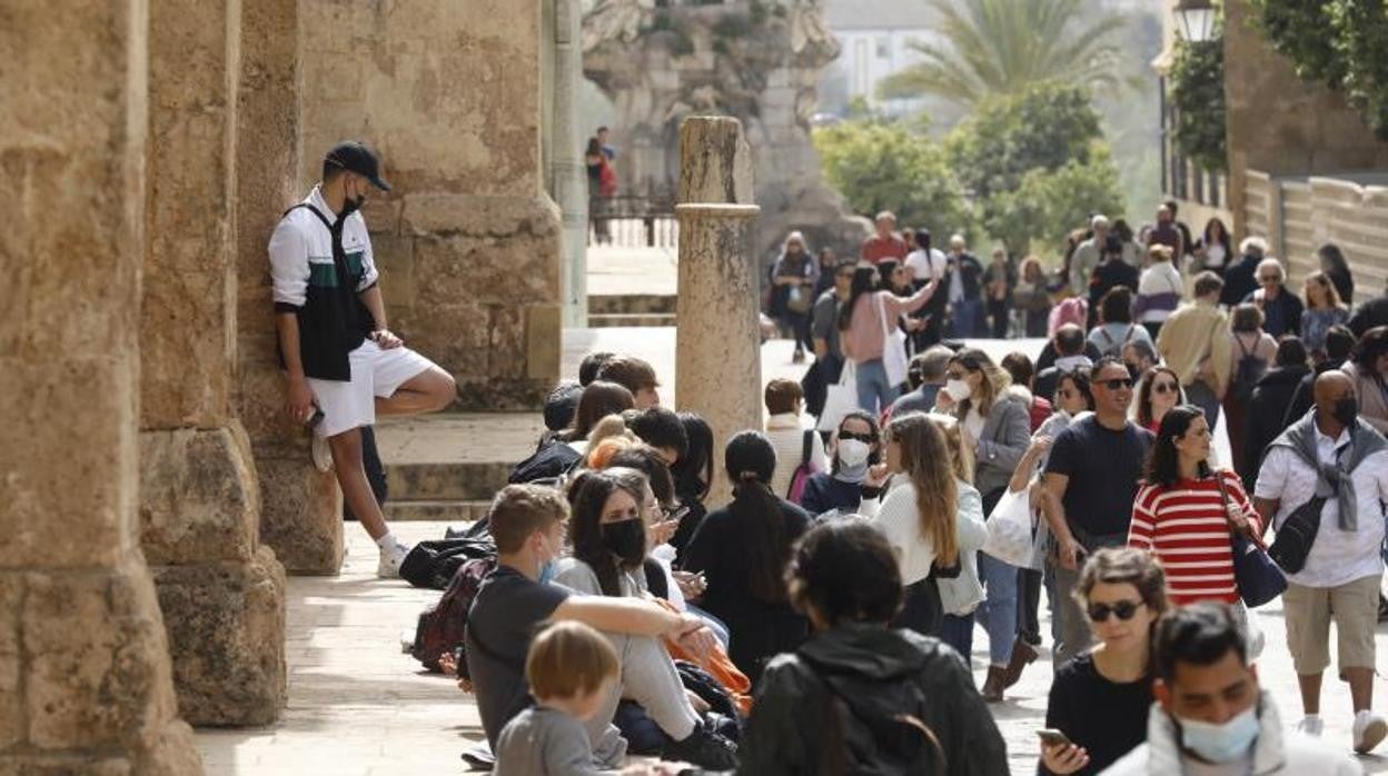 Turistas junto a la Mezquita-Catedral el pasado 19 de marzo