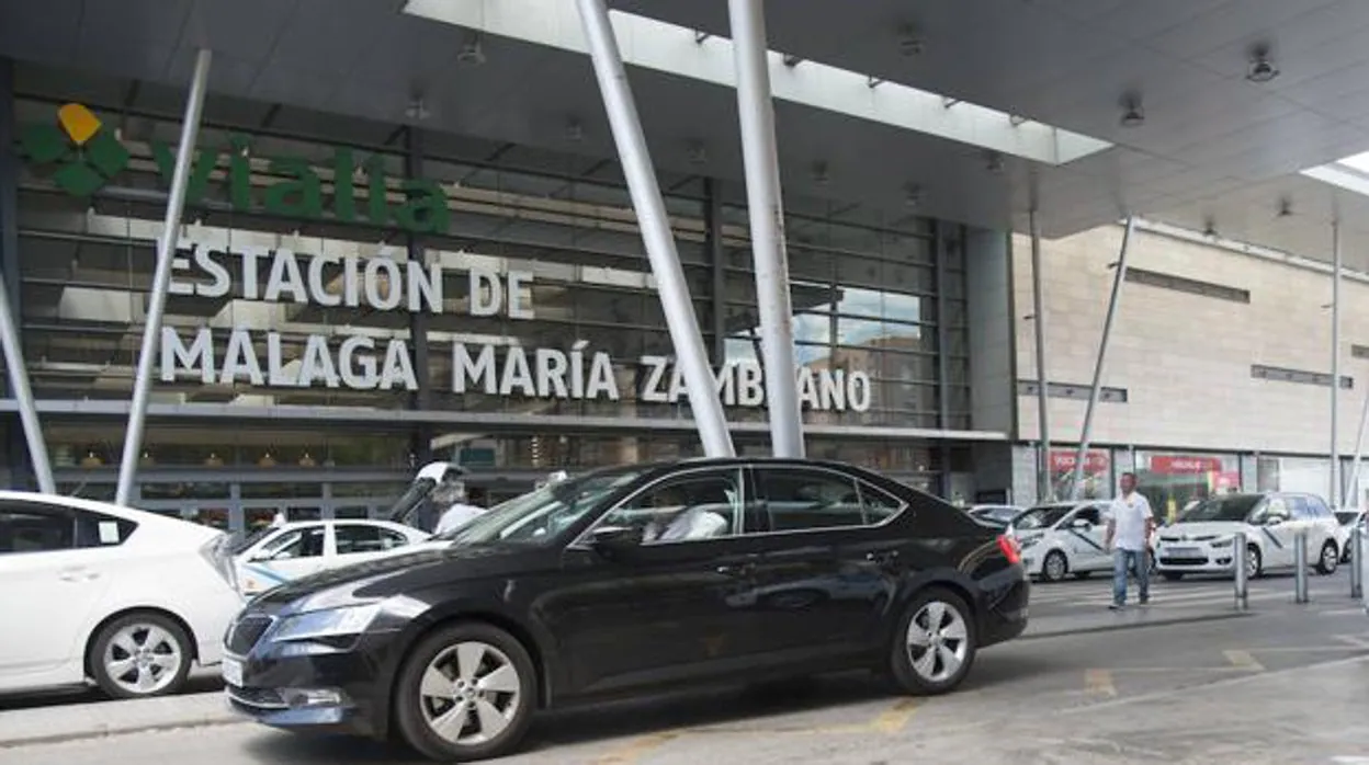 Vehículo VTC frente a la estación María Zambrano de Málaga