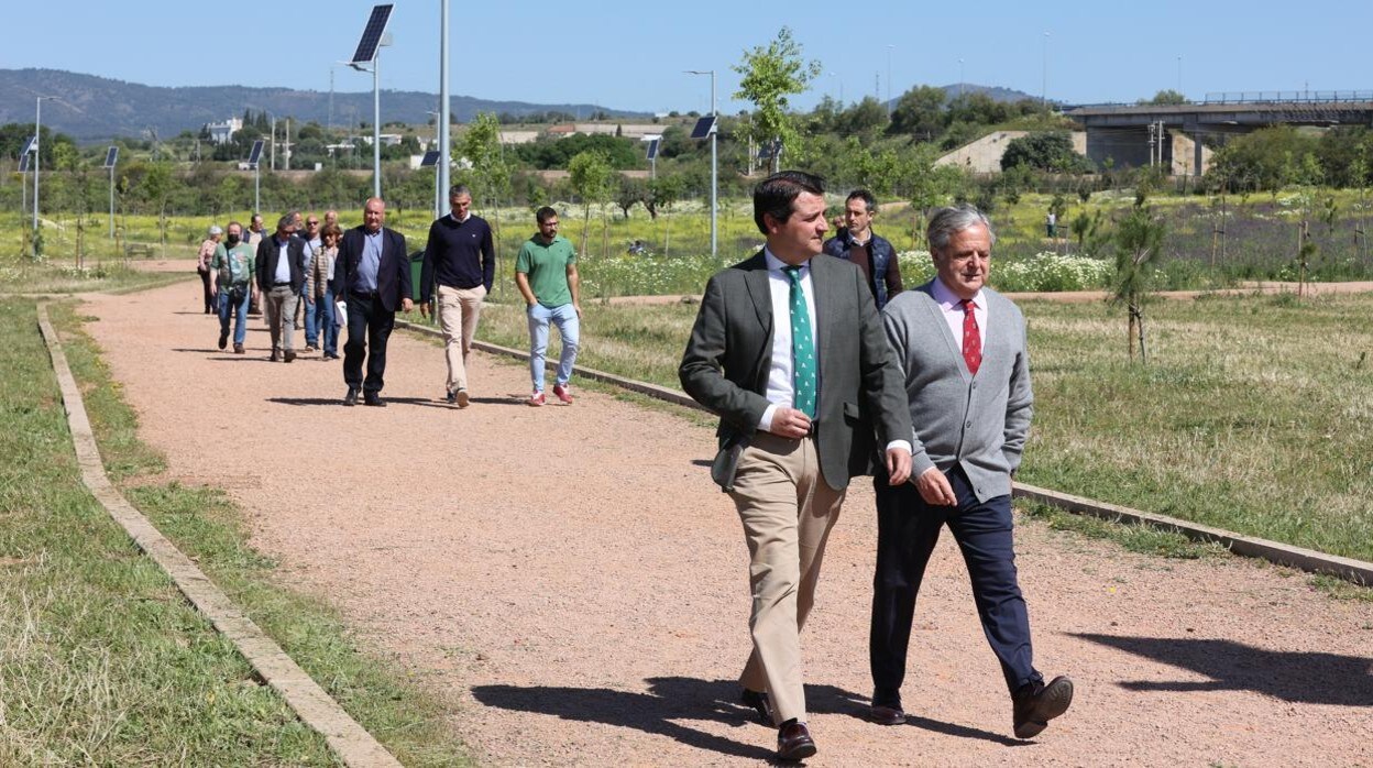 El alcalde y el edil de Urbanismo, ayer en la visita a la primera fase del parque de Levante