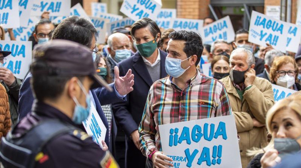 Romualdo Macías en la última manifestación delante de la subdelegación del Gobierno en Huelva