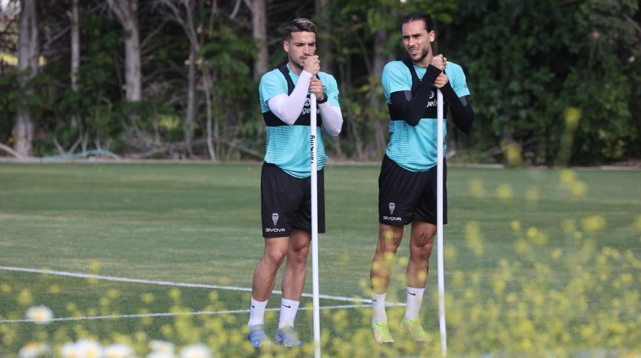 El defensa del Córdoba CF José Alonso, a la izquierda con Gudelj, en el entrenamiento de este miércoles