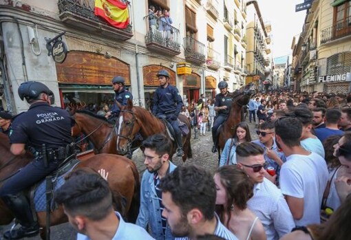 Dispersión por parte de la Policía de un botellón en Granada