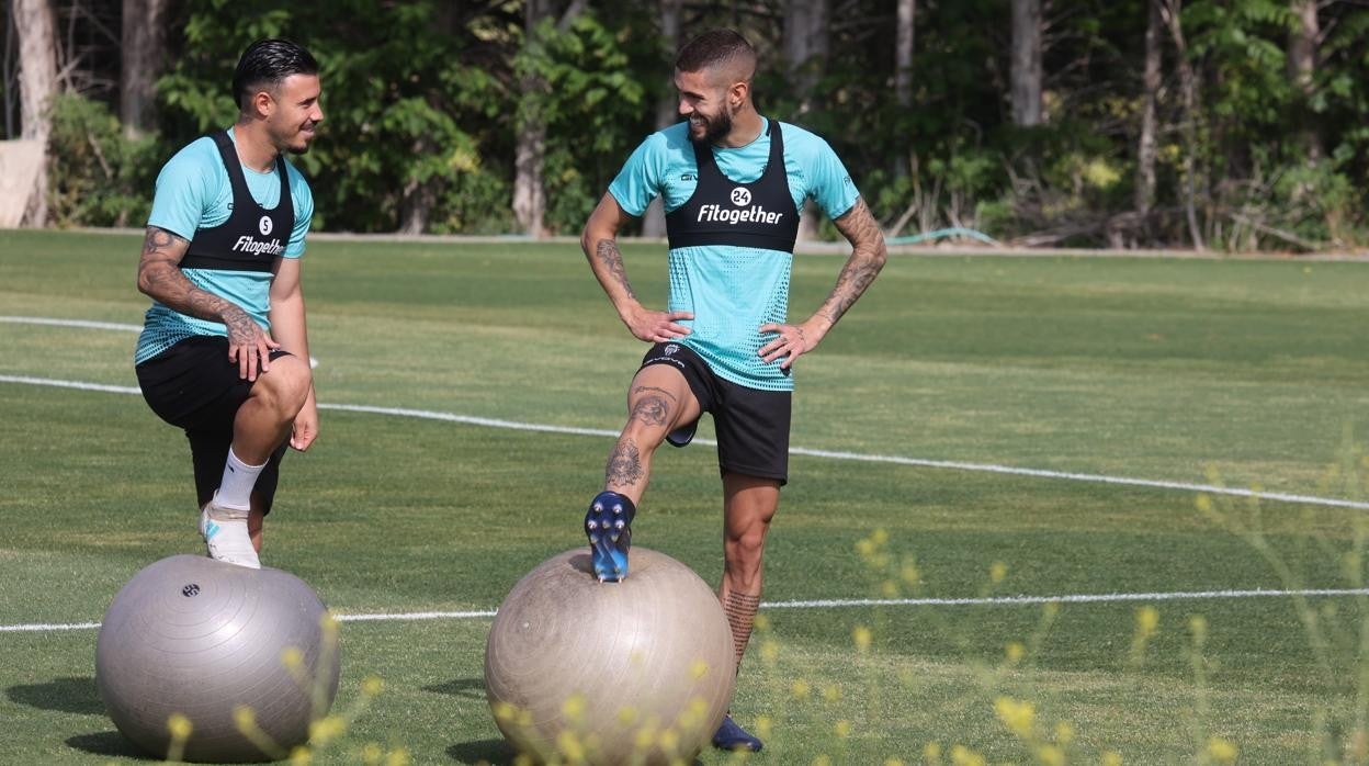 Alejandro Viedma y Julio Iglesias sonríen durante el entrenamiento del miércoles en la Ciudad Deportiva