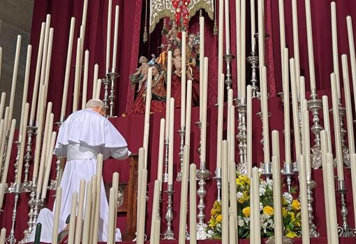 Figura del papa Juan Pablo II ante el simpecado