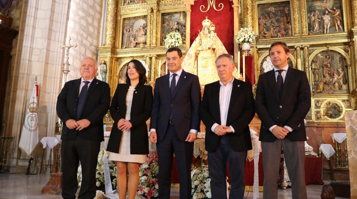 Moreno junto a la alcaldesa accidental y el consejo de Salud en la iglesia de San mateo ante la Virgen de Araceli