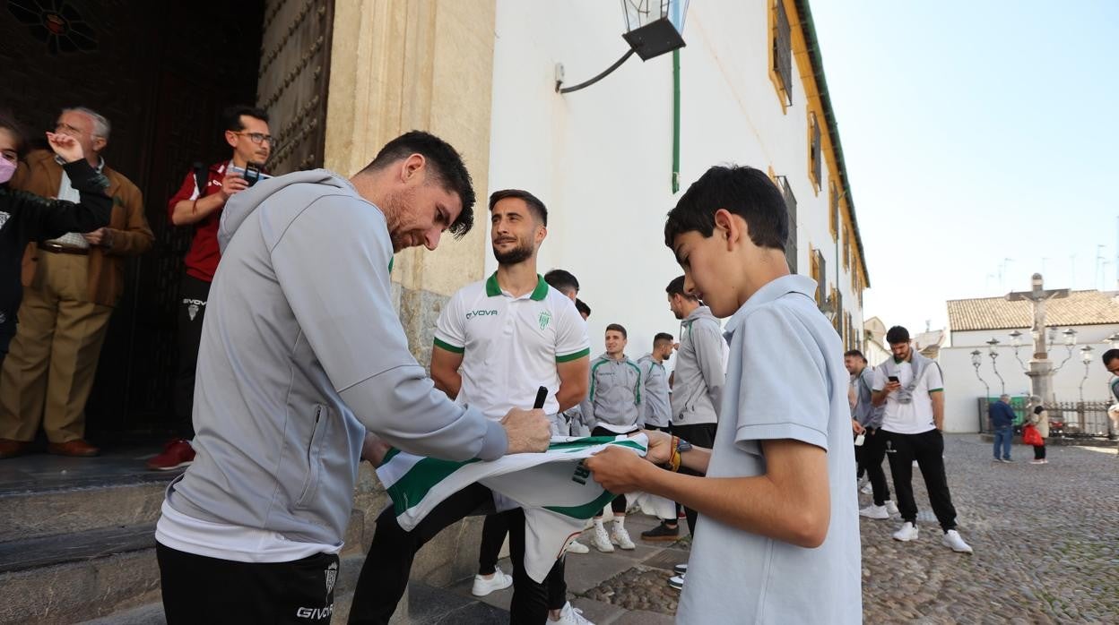 El capitán del Córdoba, Javi Flores, firma una camiseta el miércoles en Capuchinos