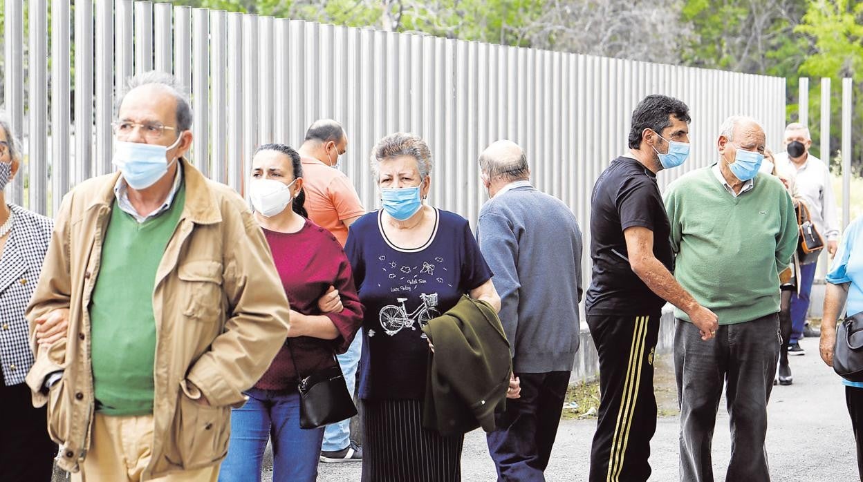 Mayores en un centro de vacunación de Sevilla