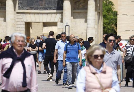 Paseantes junto a la Puerta del Puente