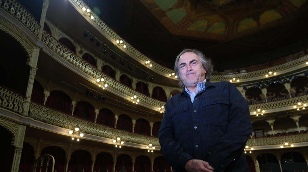 El Selu posa en el Teatro Falla de Cádiz