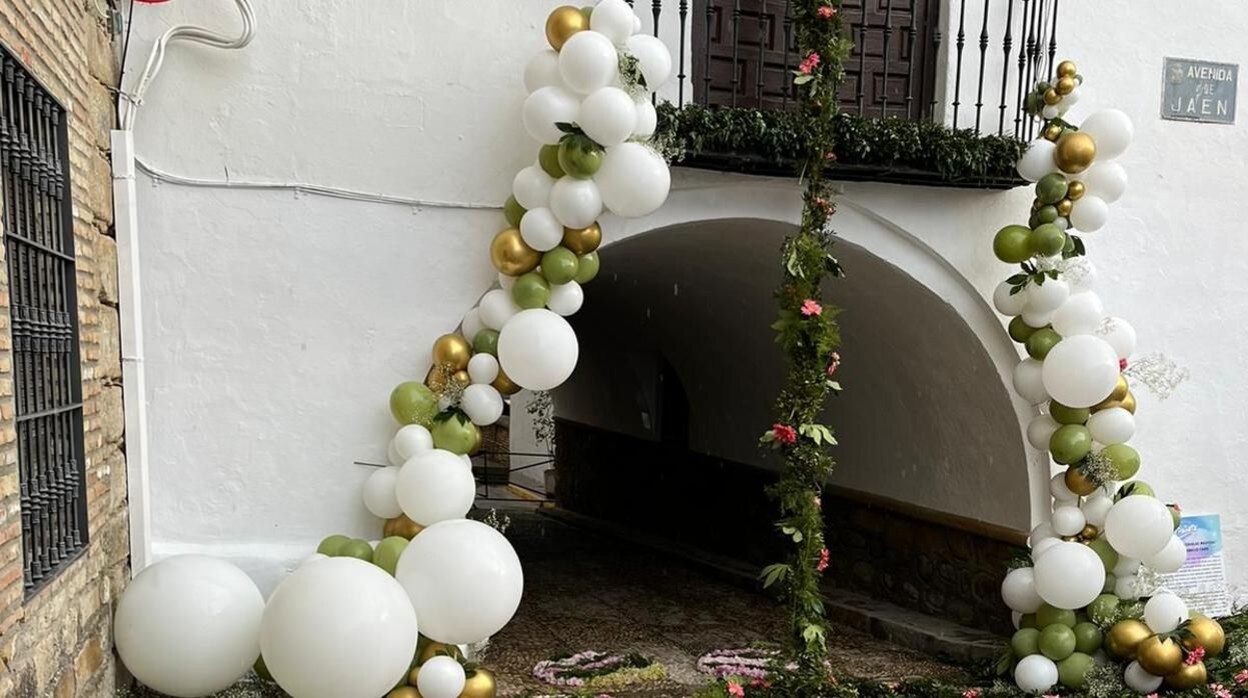 Instalación floral en Cañete de las Torres