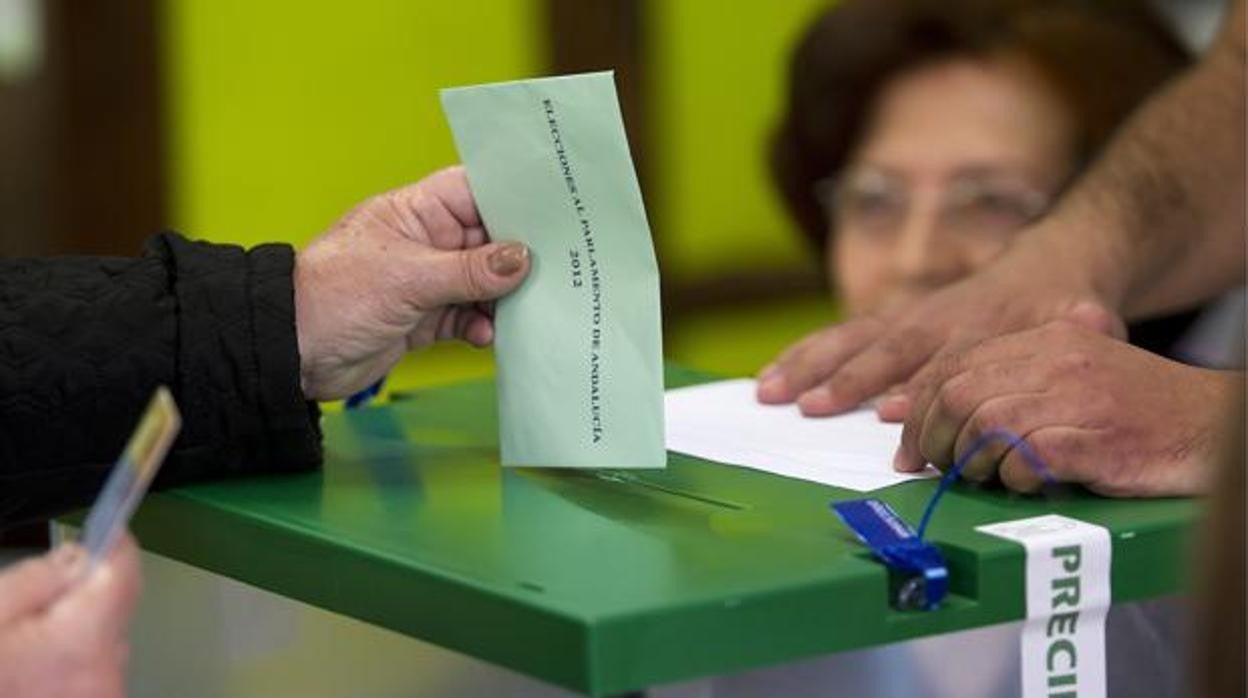 Una persona vota en las últimas elecciones en Andalucía