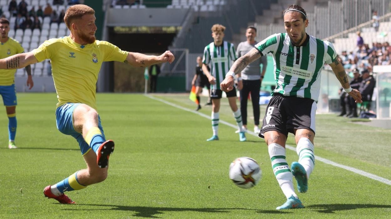 Gudelj conduce el balón durante un partido en El Arcángel