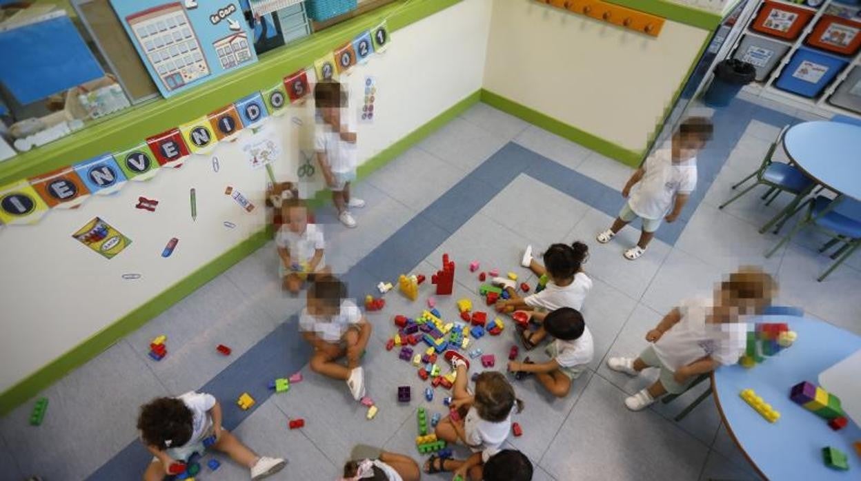 Niños jugando en una escuela infantil de Córdoba el primer día del curso 2021-2022