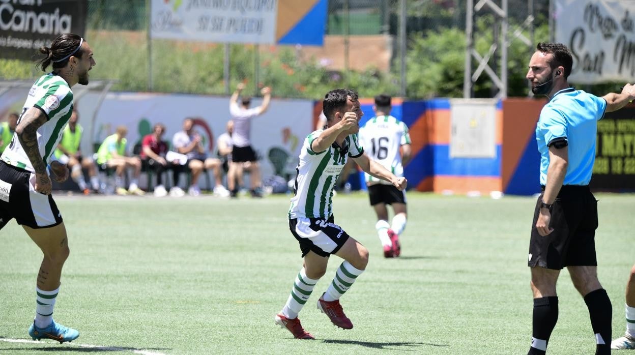 Ale Marín celebra el primero de sus dos goles este domingo con el Córdoba CF ante el Panadería Pulio