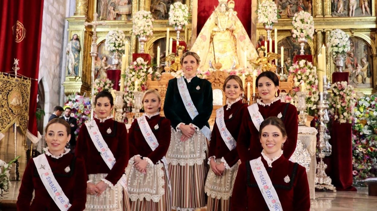 Corte aracelitana bajos los pies de la Virgen de Araceli en el templo de San Mateo